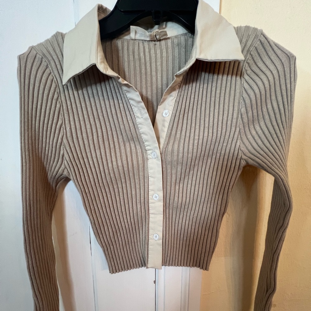 NovaVintage tan blouse fitted long sleeve. Size XS short/cropped.